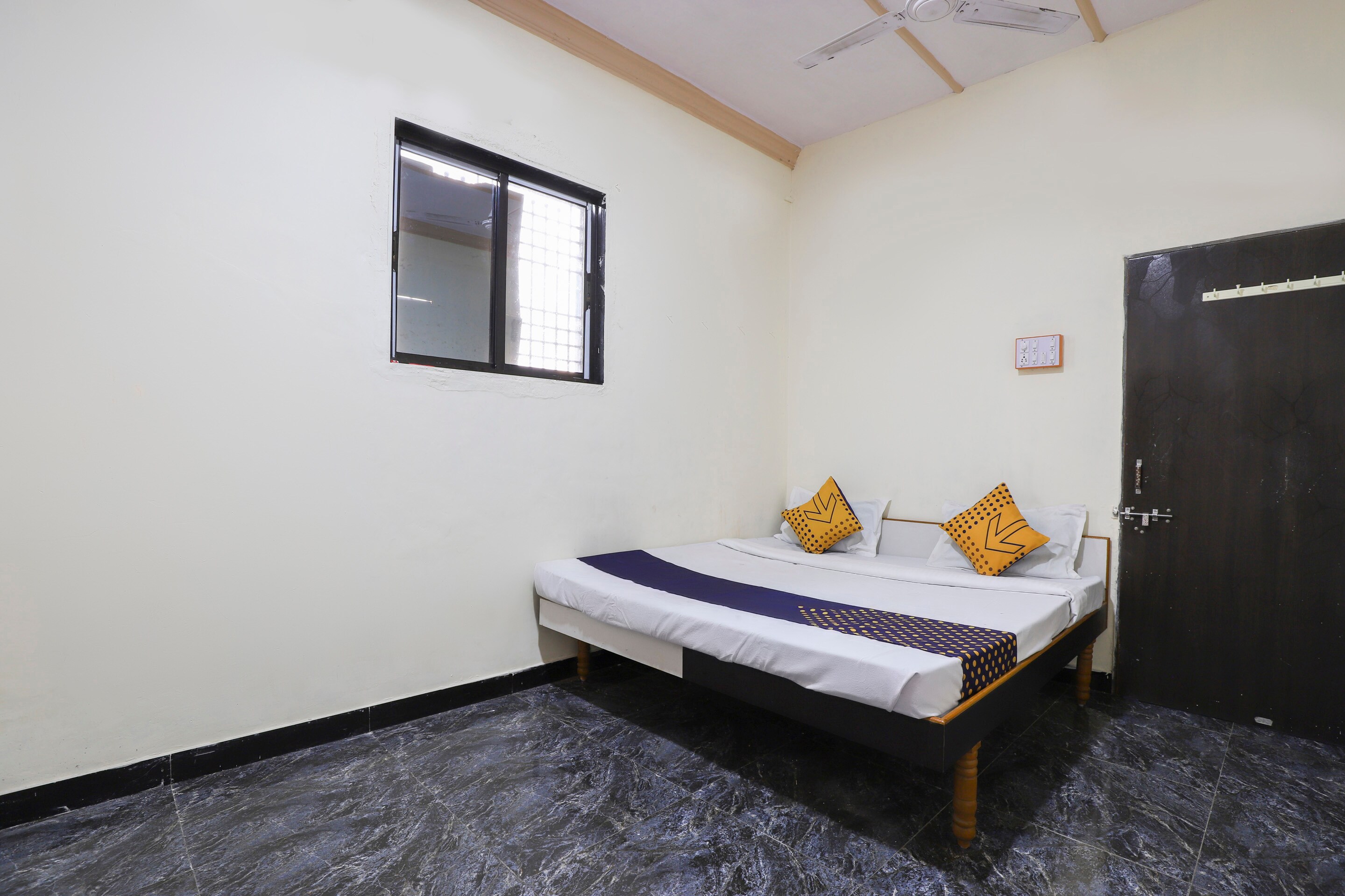 SPOT ON 67044 Hotel Kuber Guest House, SPOT ON Vadodara, Book ₹991 OYO
