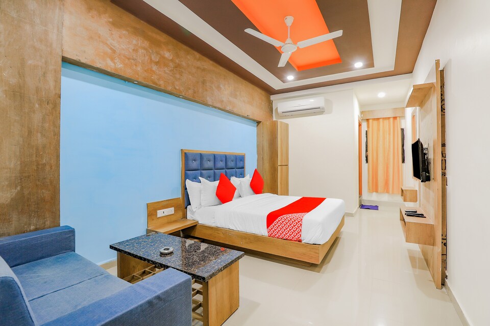 OYO 67127 Hotel Surya Palace, Rajpipla, Vadodara