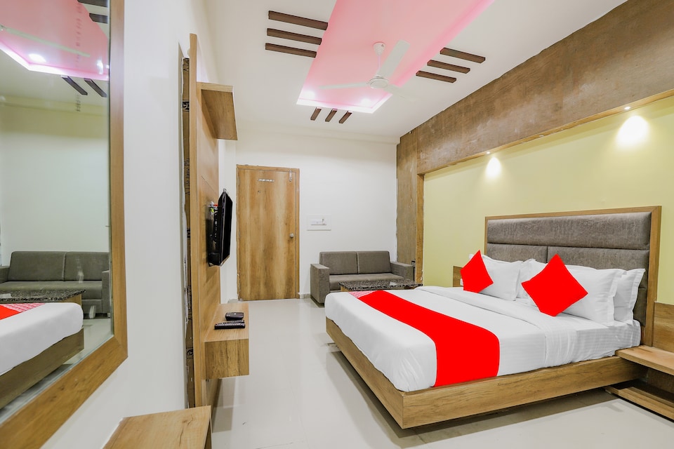 OYO 67127 Hotel Surya Palace, Rajpipla, Vadodara