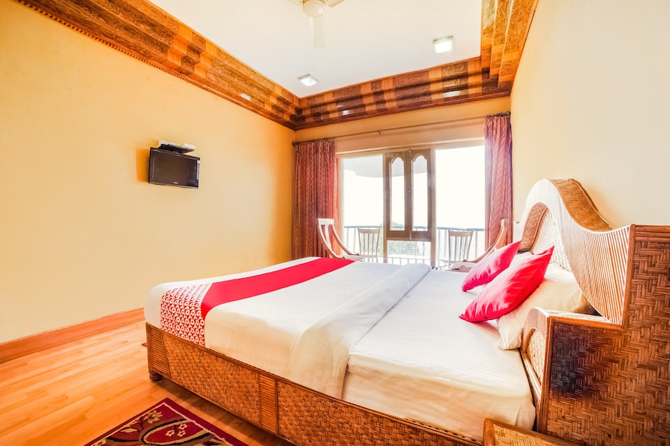 OYO 5519 Hotel Vishaka Palace, Kausani, Kausani