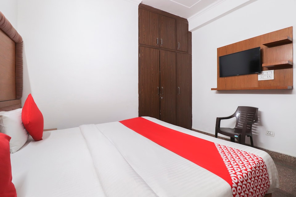 OYO 67230 Rs Corporate Suites, Noida City, Noida