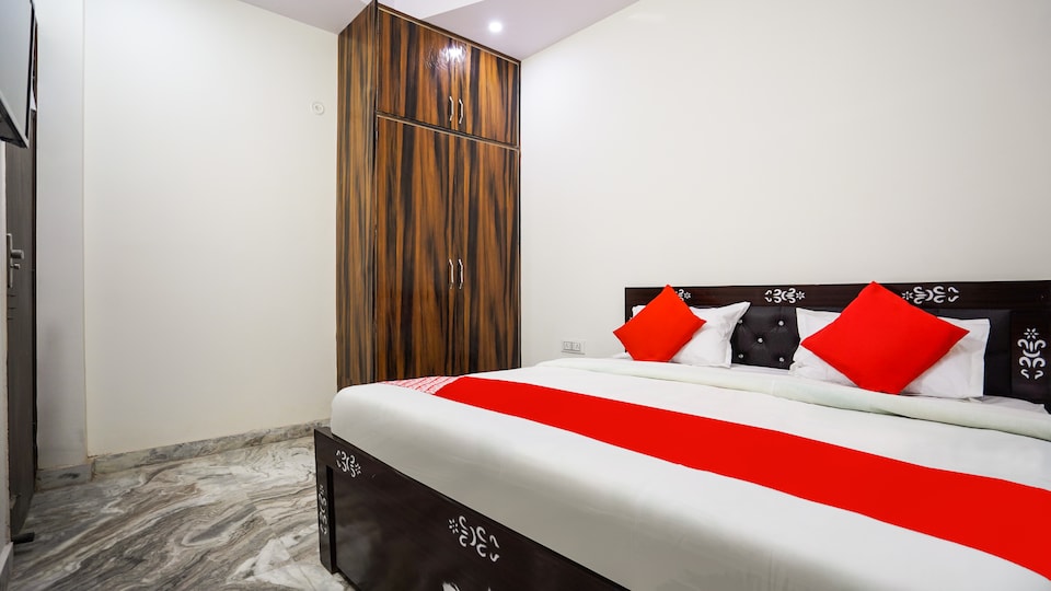 OYO Metro City Stay Home Near Nangloi Railway Station Metro Station, North Delhi, Delhi