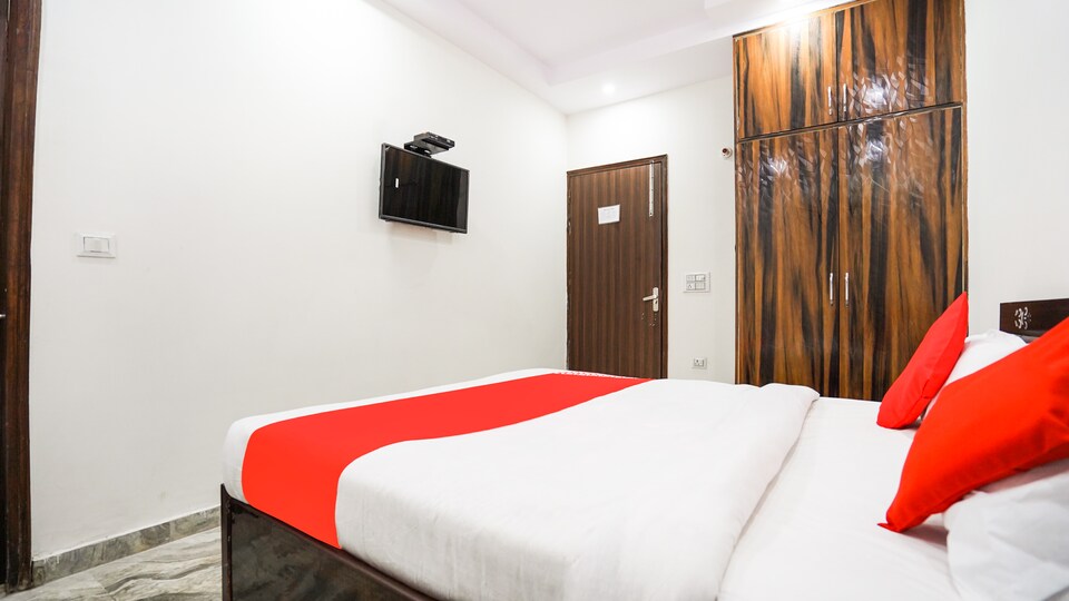 OYO Metro City Stay Home Near Nangloi Railway Station Metro Station, North Delhi, Delhi