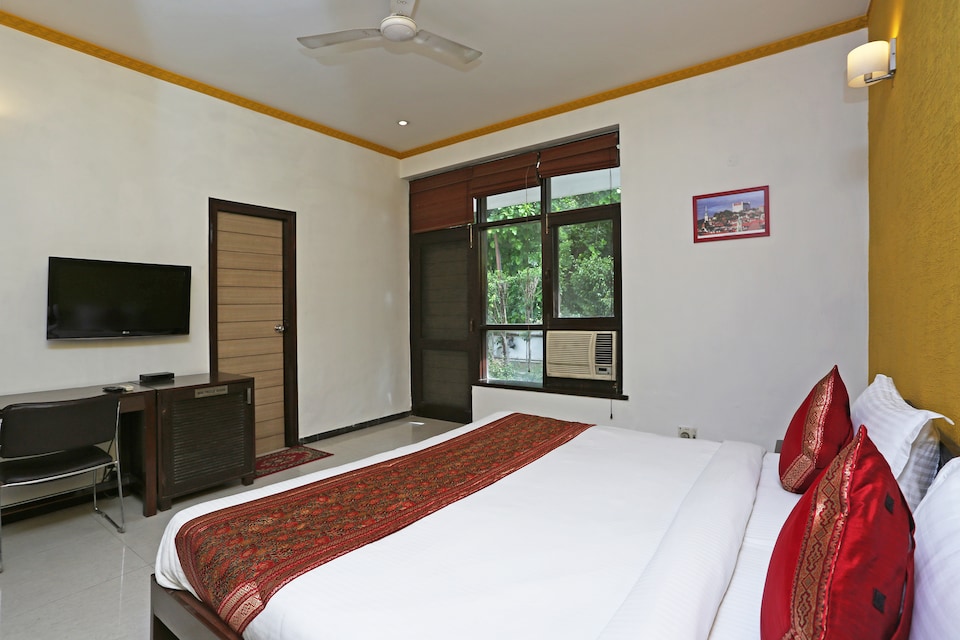 OYO 5528 DLF Phase 4, Huda 2, Gurgaon