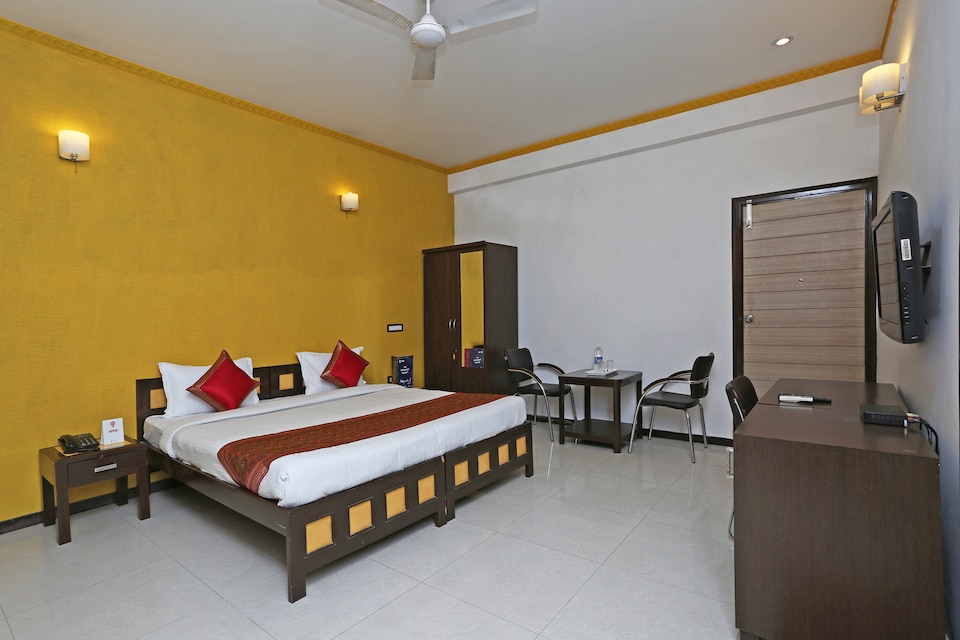 OYO 5528 DLF Phase 4, Huda 2, Gurgaon