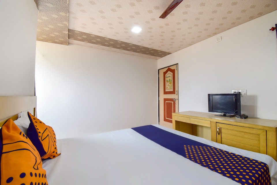 SPOT ON 67339 Hotel Bhavani, Junnar, Pune