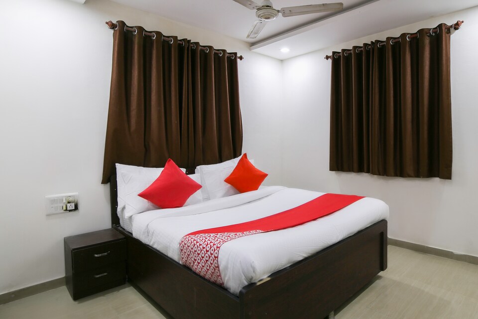 OYO 67503 Hotel Premium, Alkapuri Vadodara, Vadodara