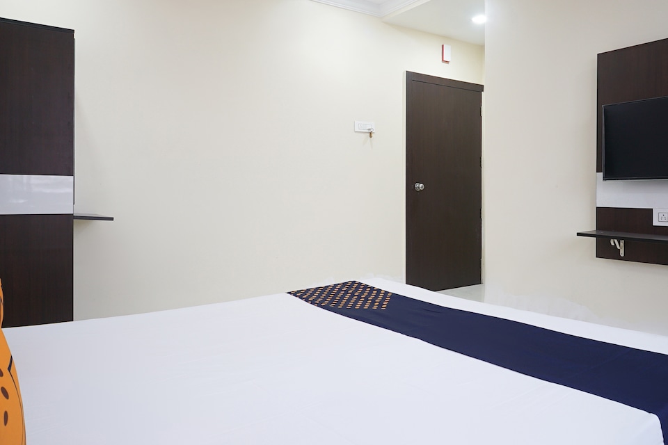 SPOT ON 67526 Vaibhavi Executive Lodging, Bhor, Pune