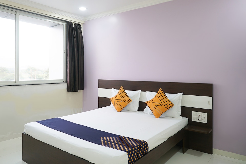 SPOT ON 67526 Vaibhavi Executive Lodging, Bhor, Pune