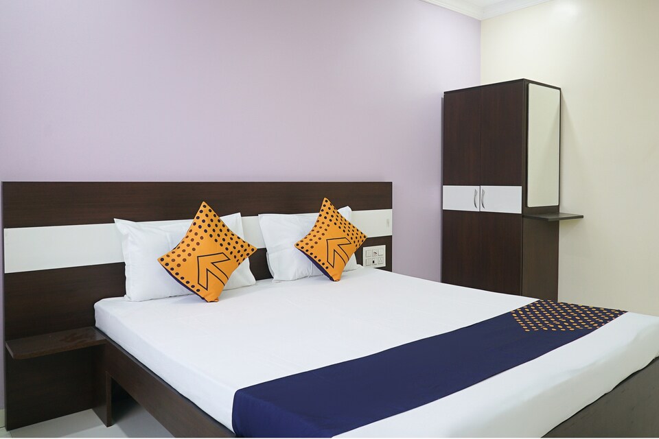 SPOT ON 67526 Vaibhavi Executive Lodging, Bhor, Pune
