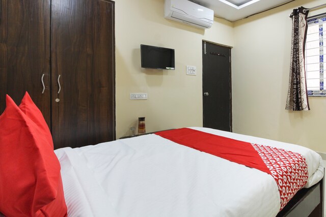 OYO Shiva Balaji Lodge Near Shilparamam