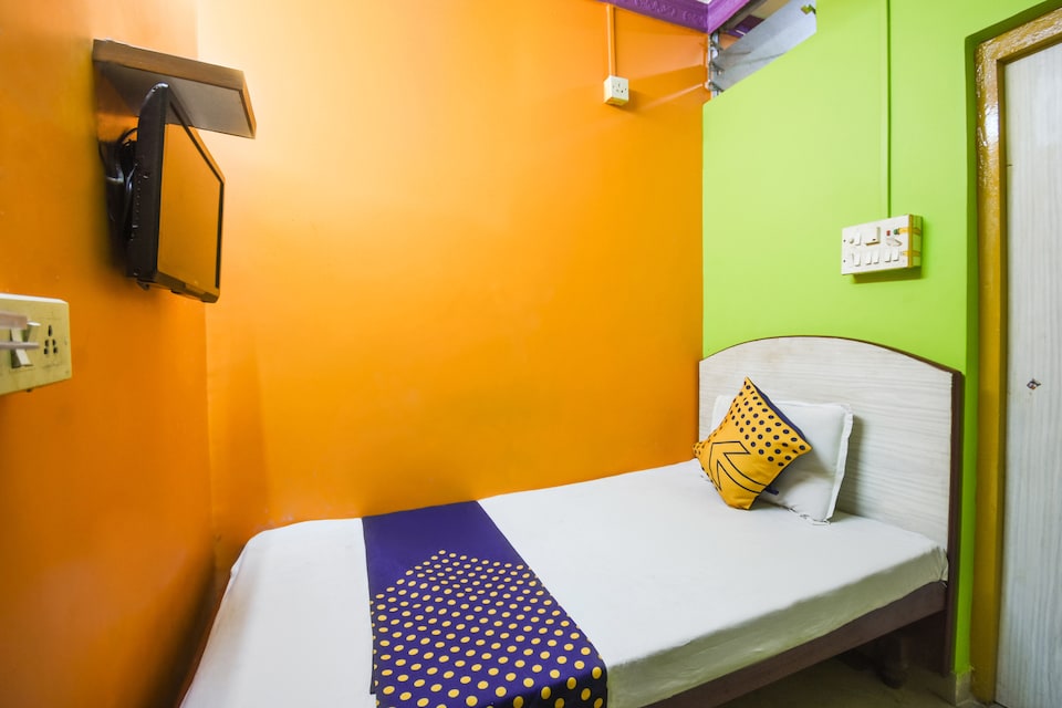 SPOT ON 67631 Maa Tara Guest House, Sealdah Kolkata, Kolkata