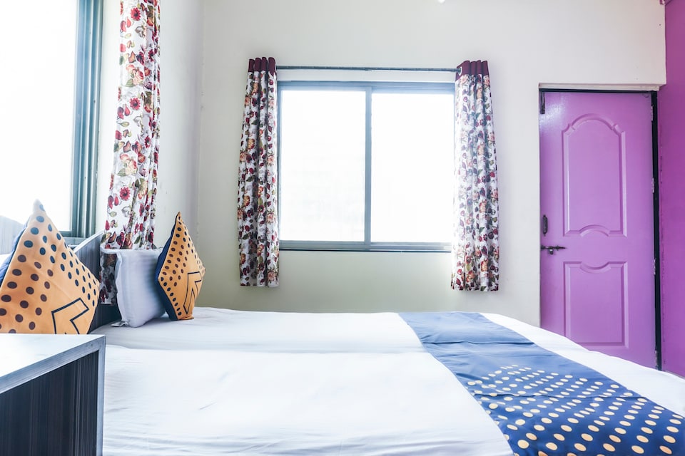 SPOT ON 67750 Deepak Lodge, Solapur, Solapur