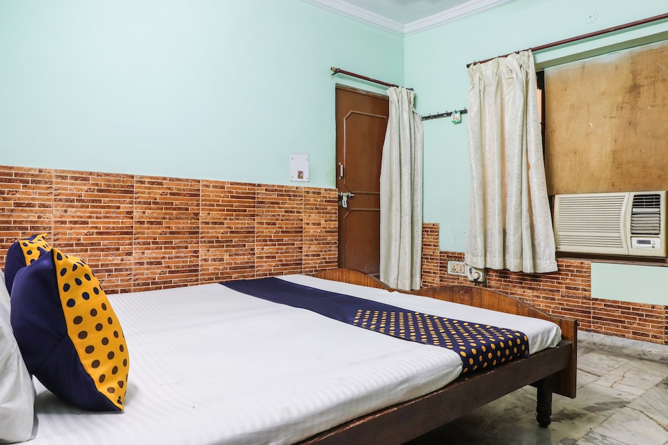 SPOT ON 67760 Pahwa Hotel , Charbagh Lucknow, Lucknow