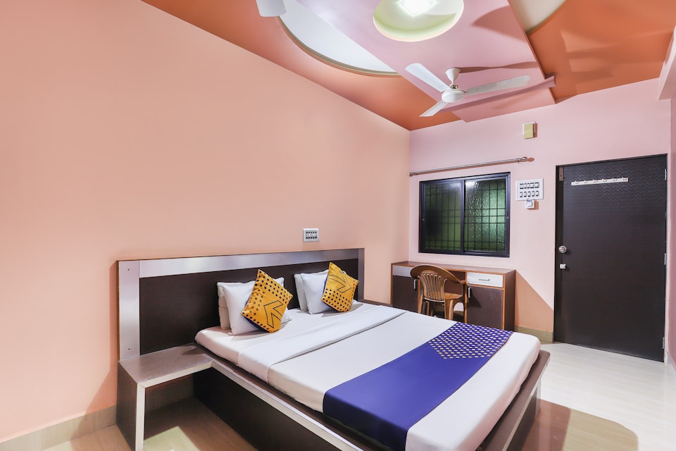 SPOT ON 67869 Hotel Krishna Palace, Khambaliya, Jamnagar