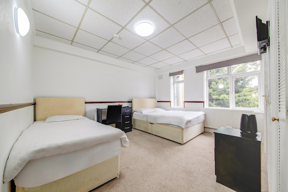 OYO Vii Hotel & Indian Restaurant, Hounslow (Greater London), London