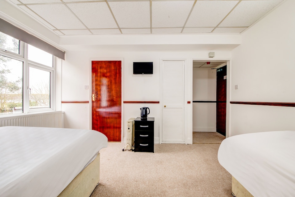 OYO Vii Hotel & Indian Restaurant, Hounslow (Greater London), London