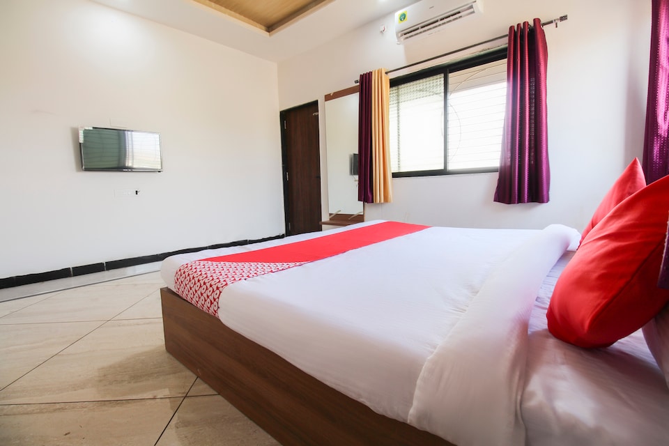 OYO Hotel Bawarchi Lodge, Osmanabad, Osmanabad