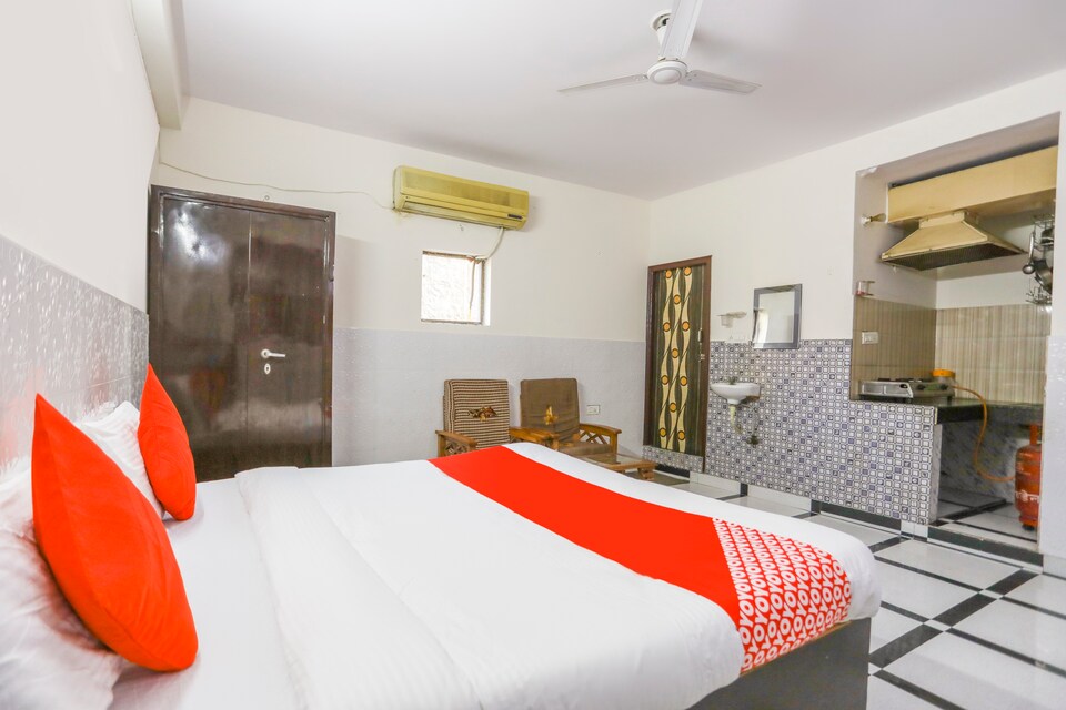 OYO 68065 Ranjan House 2, Noida Expressway SEZ, Noida