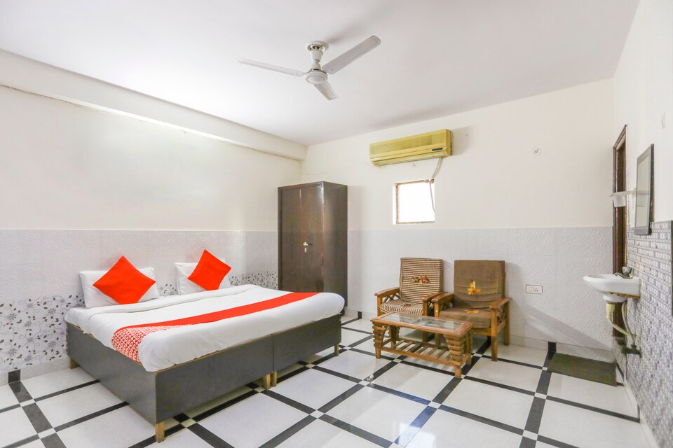 OYO 68065 Ranjan House 2, Noida Expressway SEZ, Noida