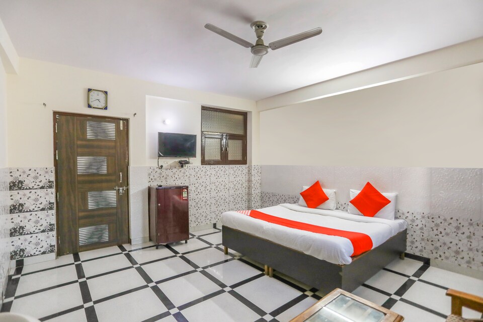 OYO 68065 Ranjan House 2, Noida Expressway SEZ, Noida