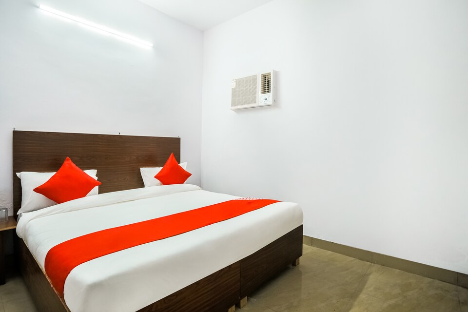 OYO 68071 Discovery Delight, Anand Vihar Delhi, Delhi
