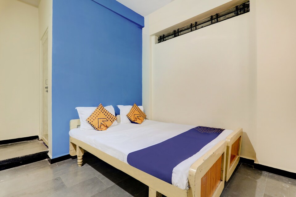 SPOT ON 68082 Golden Delux Lodge, Bijapur city, Bijapur