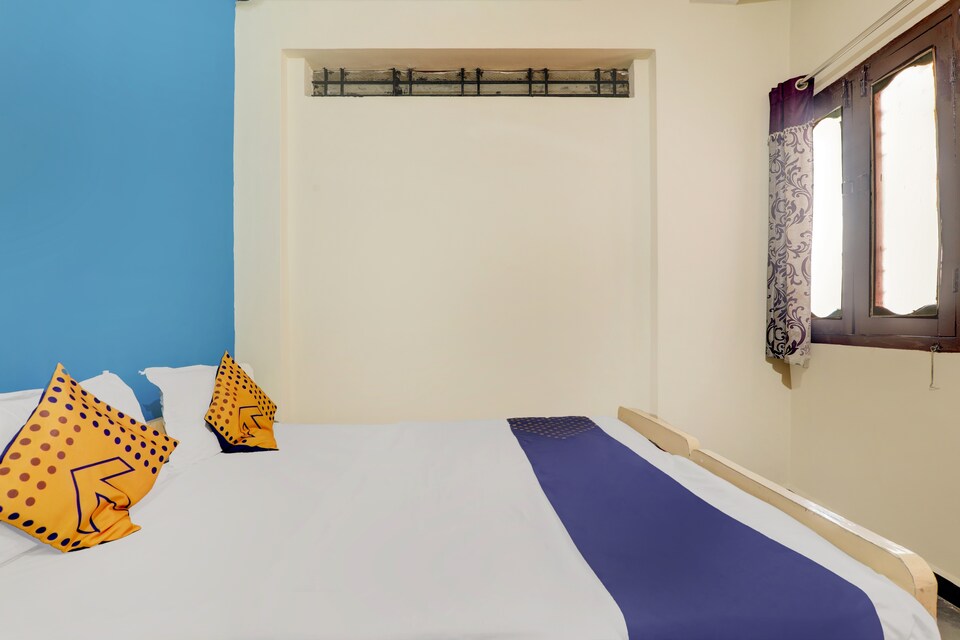 SPOT ON 68082 Golden Delux Lodge, Bijapur city, Bijapur