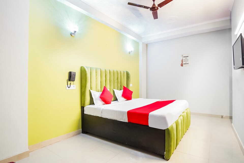 OYO 68212 Golden Tree, Anand Vihar Delhi, Delhi