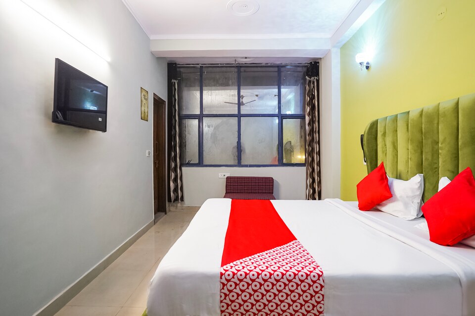 OYO 68212 Golden Tree, Anand Vihar Delhi, Delhi