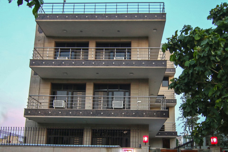 OYO Flagship 567 near MG Road Metro Station, Huda 2, Gurgaon