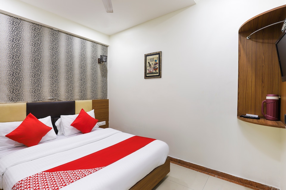 OYO 68445 Hotel Supreme, SG Highway Ahmedabad, Ahmedabad