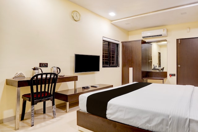 Collection O Vyara Railway Station Formerly Crystal Guest House