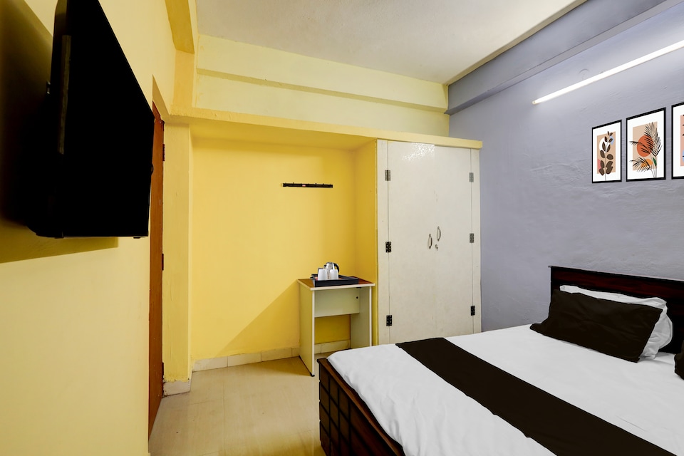 Collection O Velachery Railway Junction Formerly Vijay Guest House , Velachery, Chennai