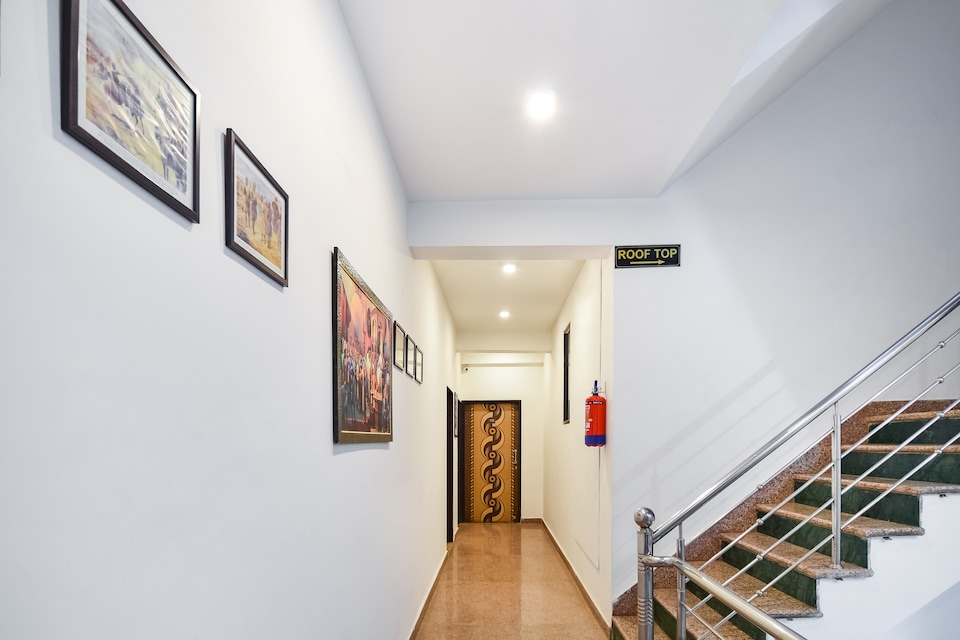 OYO 68571 Nahargarh Palace Hotel, Hawa Mahal, Jaipur