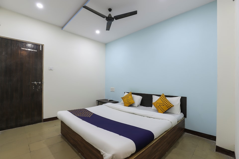 SPOT ON 68669 Hotel Krishna Palace, Chhani Jakatnaka, Vadodara