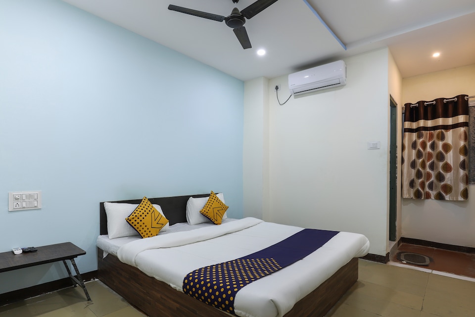 SPOT ON 68669 Hotel Krishna Palace, Chhani Jakatnaka, Vadodara