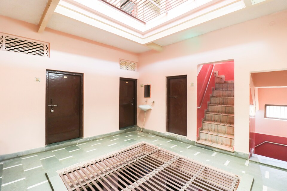 SPOT ON 68797 Safari Guest House, Godowlia, Varanasi