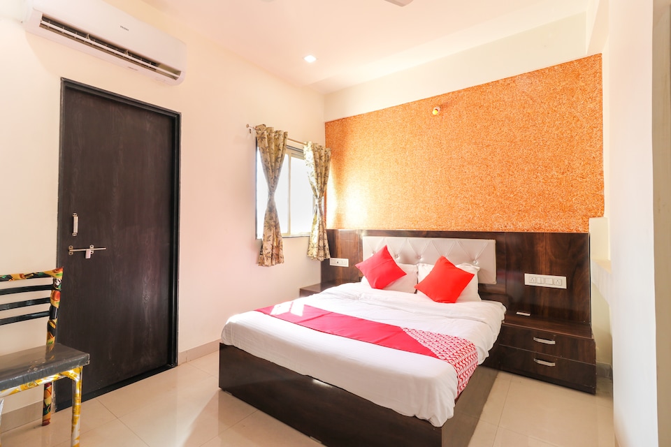 OYO 68826  R K Lodging And Amrut Restaurant, Hadapsar Pune, Pune