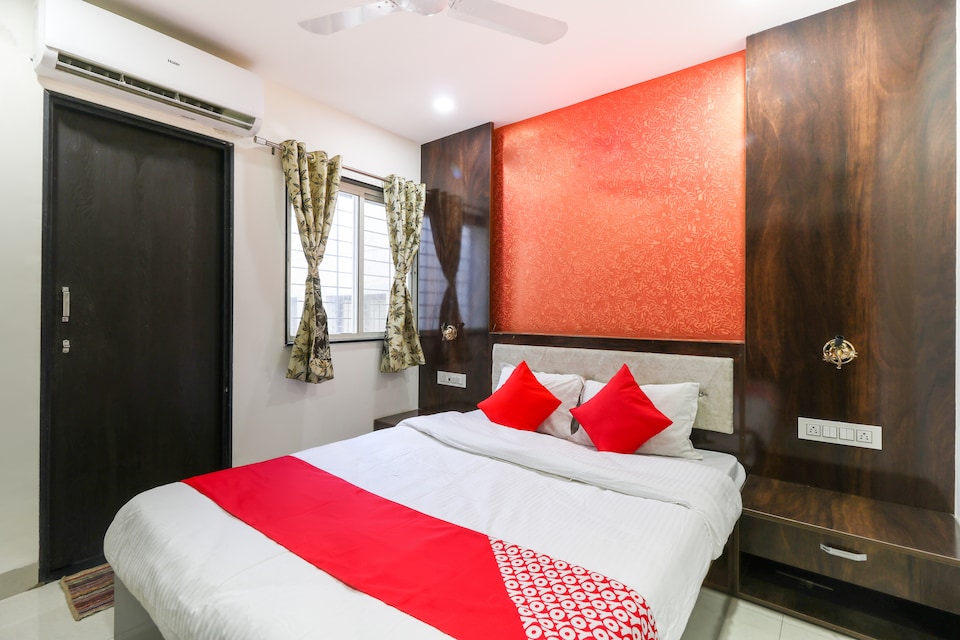 OYO 68826  R K Lodging And Amrut Restaurant, Hadapsar Pune, Pune