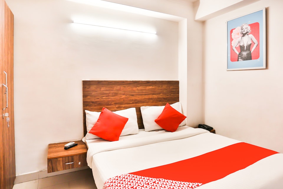 OYO 68860 Hotel Silver Stone, Anand Vihar Delhi, Delhi