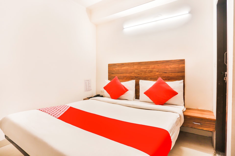 OYO 68860 Hotel Silver Stone, Anand Vihar Delhi, Delhi