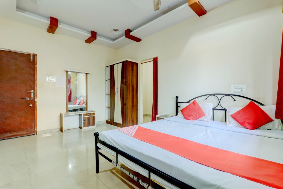 OYO 68887 Hotel Sangameshwar Lodging Boarding And Restaurant, Bijapur city, Bijapur