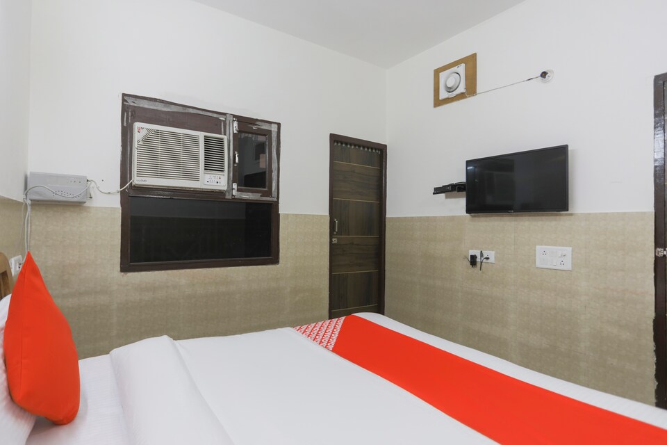 OYO 68928 Ranjan House 3, Noida Expressway SEZ, Noida