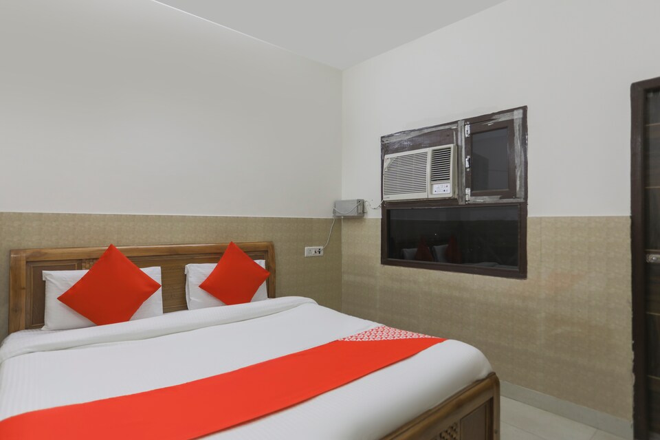 OYO 68928 Ranjan House 3, Noida Expressway SEZ, Noida