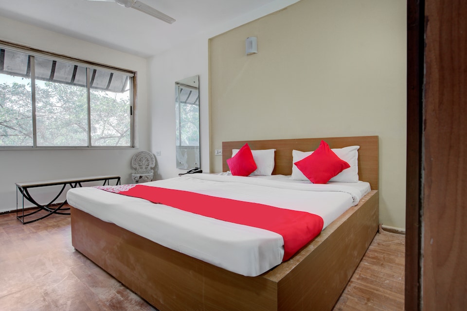 OYO 68986 New Taj Hotel, Karjat city, Karjat