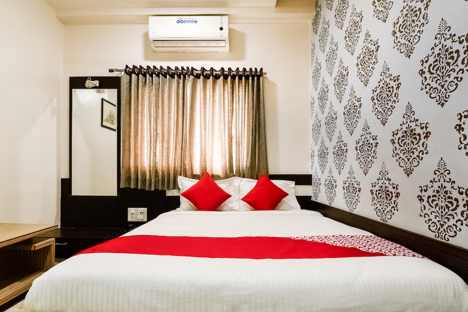 OYO 69080 Radhey Plaza, Dhule, Dhule