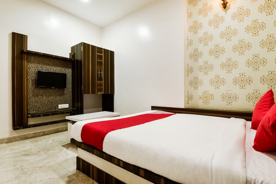 OYO 69080 Radhey Plaza, Dhule, Dhule