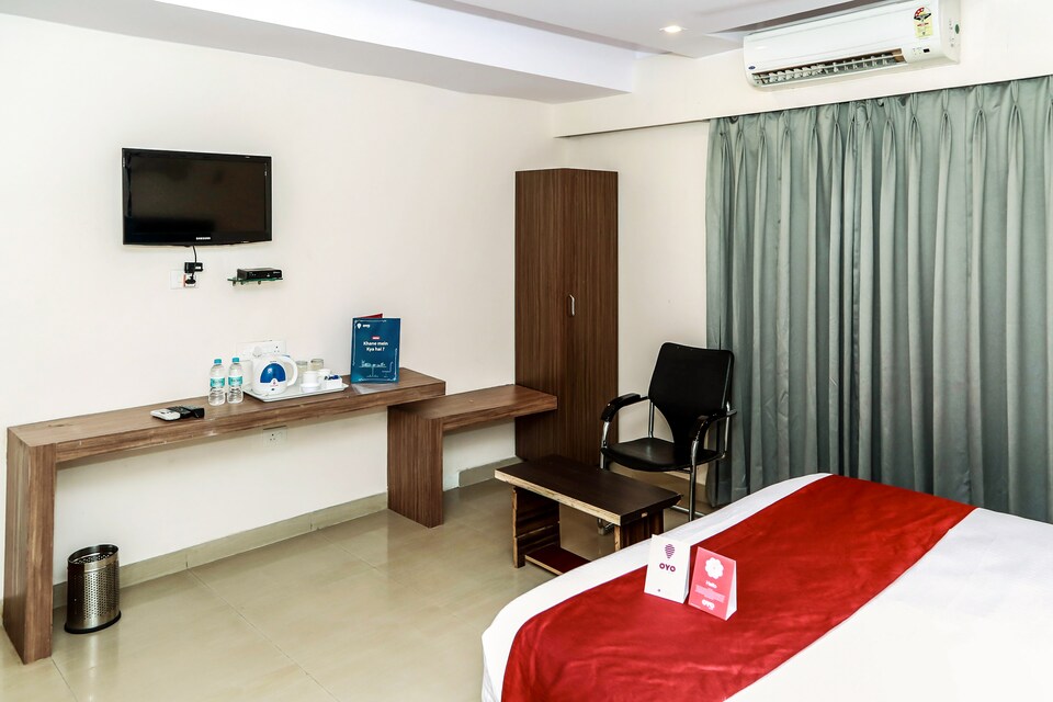 OYO 5677 The Social Grand, MG Road Vijayawada, Vijayawada
