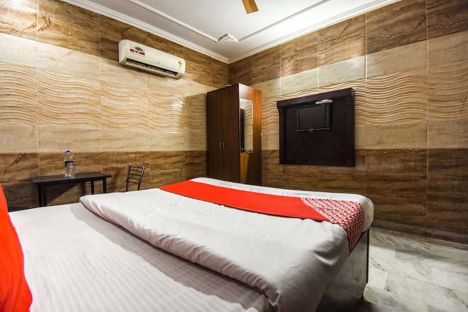 OYO 69417 Hotel Dream Town, South Chandigarh, Chandigarh